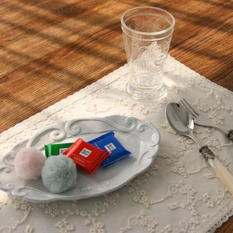 Scarlet Lace Mat ivory