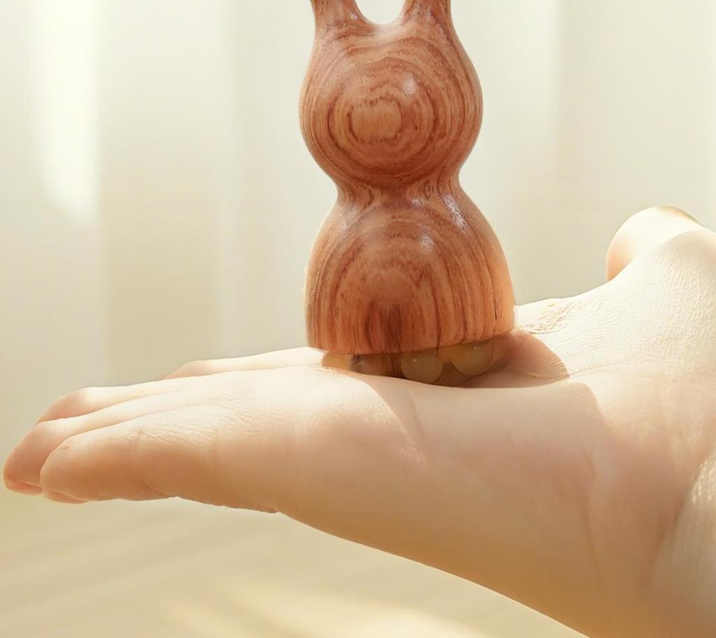 Green Sandalwood Lotus Head Massage Comb - Cute Rabbit Design for Women's Eye Acupoint and Meridian Relief.