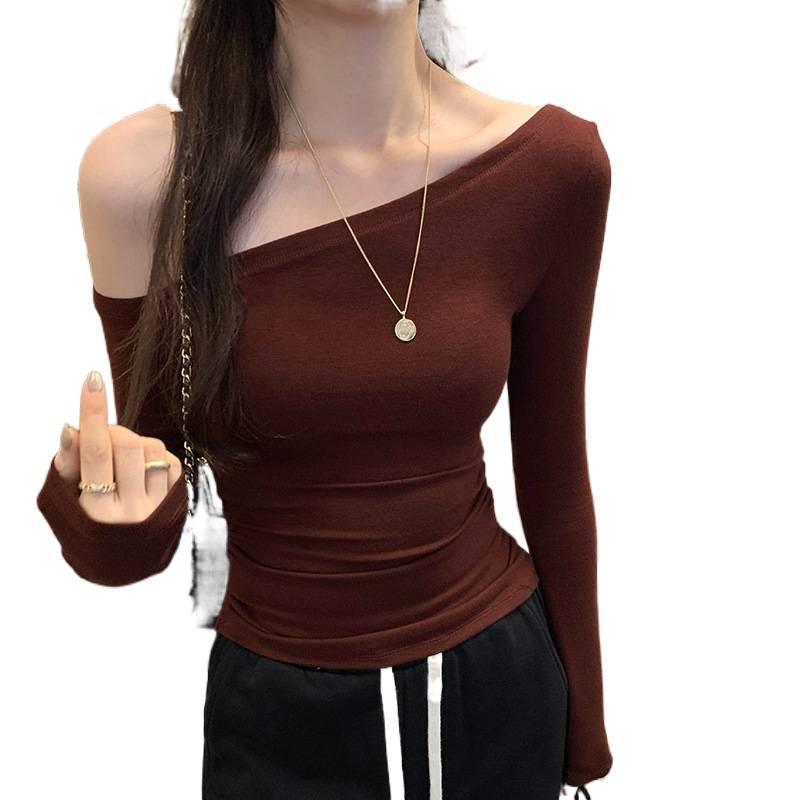 Stilvolles Strick-T-Shirt mit asymmetrischem Ausschnitt für Büro und Alltag