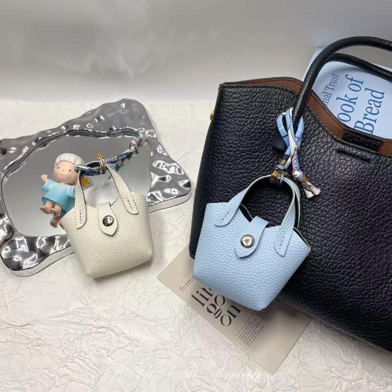1Pcs Creative Bluetooth Earphone Bag Mini Cute Basket Bag Pendant High-Grade Leather Car Keychain Small Items Handbag