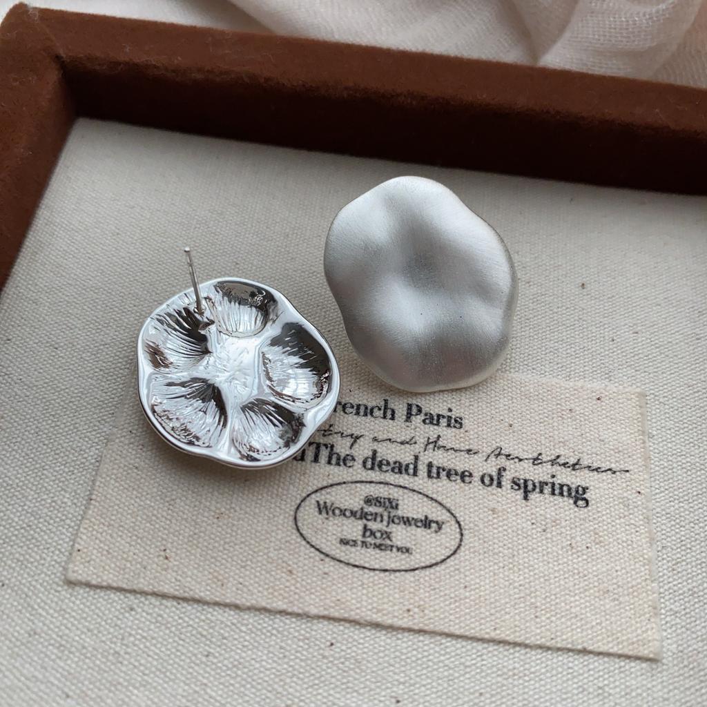 Stříbrné designové náušnice Zesílené kartáčované Galvanické pokovení Nepravidelný tvar Jednoduché náušnice pro ženy