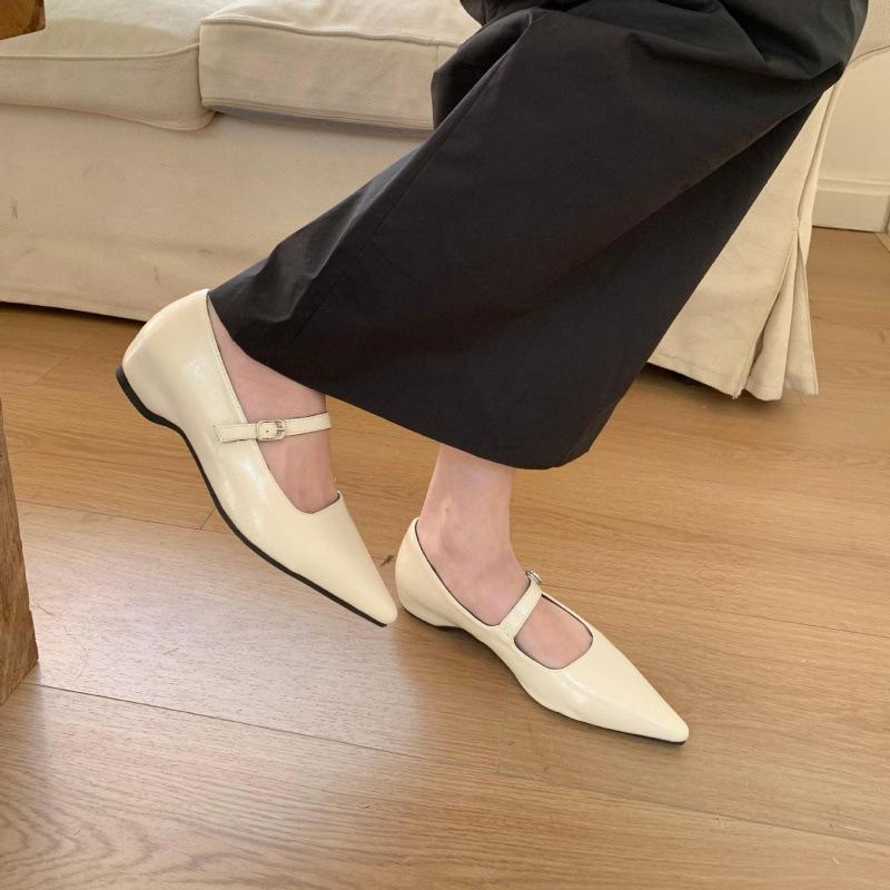 Temperament retro inner height increase Spring and Autumn French pointed head with metal buckle shallow mouth single shoes women's new 2025