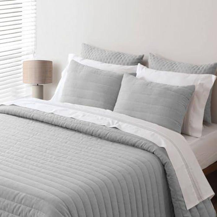 Couvre-lit - PIERRE CARDIN - Boutis en lin gris - 250 x 270 cm - 100 % microfibre - 2 housses de coussin