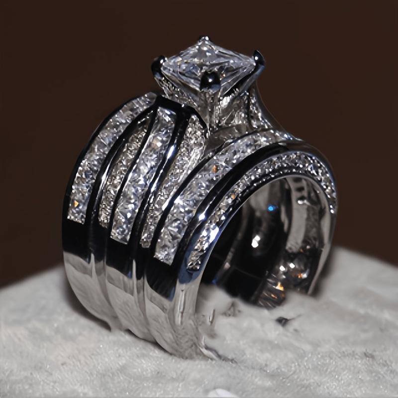 A stylish, luxurious, and dazzling engagement and wedding ring set for couples is suitable for daily wear, parties, birthdays, Valentine's Day,
