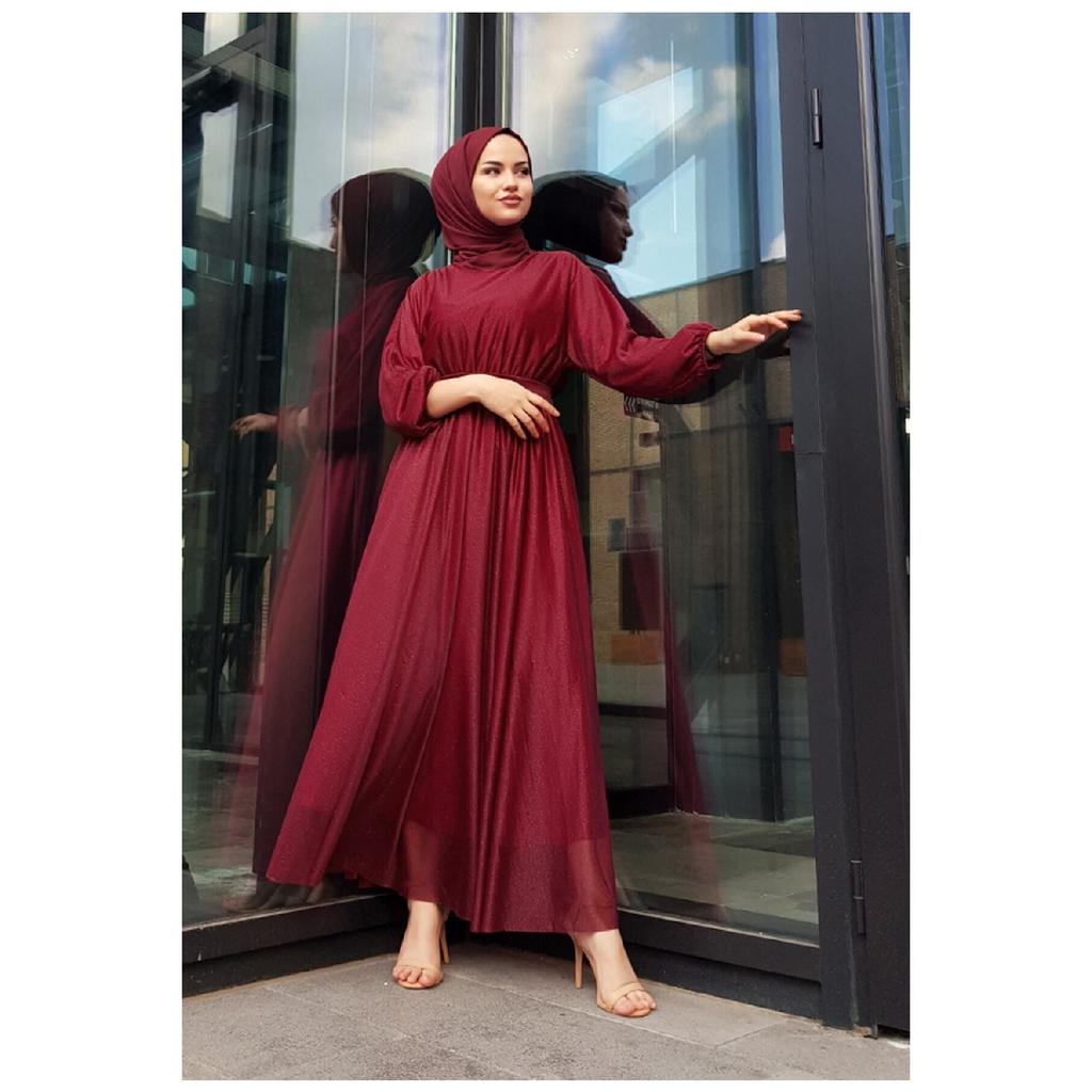 Silbrig-schwarzes Hijab-Abendkleid mit Taillengürtel