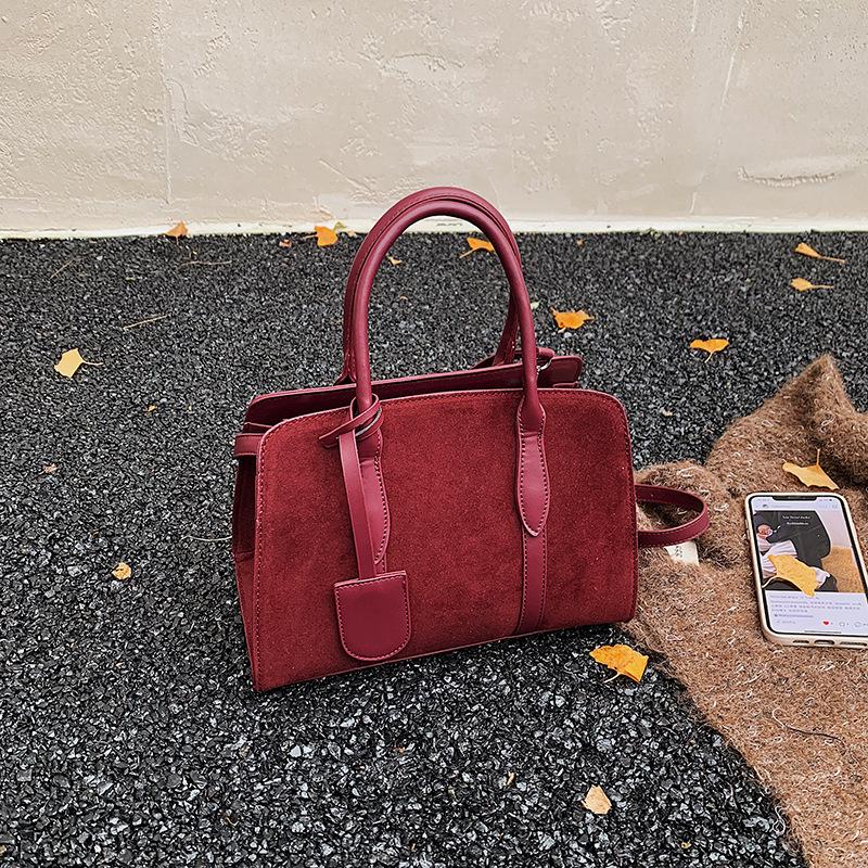 

Замшевая сумка женская большой вместимости 2025 новая осень и зима нишевая на плечо сумка-мессенджер ретро портативная сумка-тоут бордовый