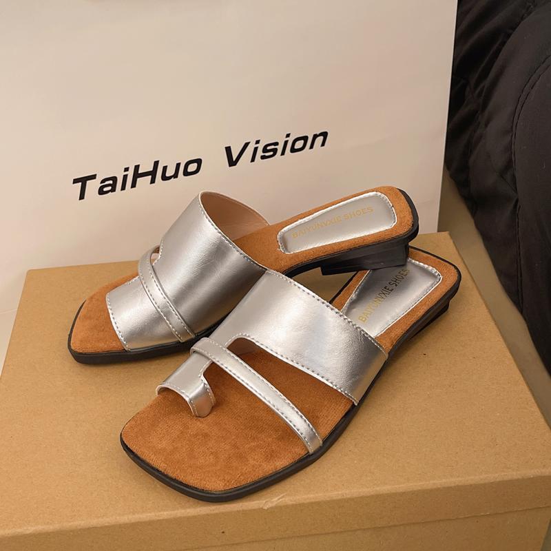 Ladies Retro Low Heel Toe Post Slippers Women Summer Outdoor Wear 2025 New Korean Version Match Skirts Roman Beach Cool Slippers