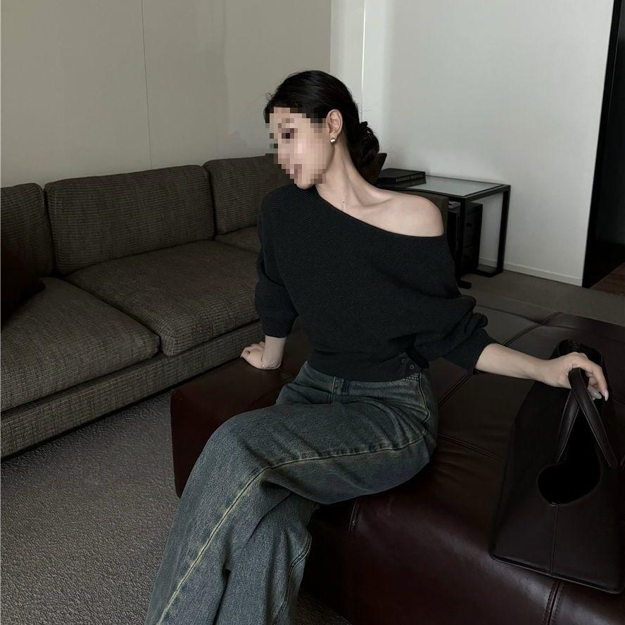 

Sexy diagonal neck off-the-shoulder long-sleeved knitted sweater women s autumn pleated waist pullover temperament slim-fit short top One size чорний