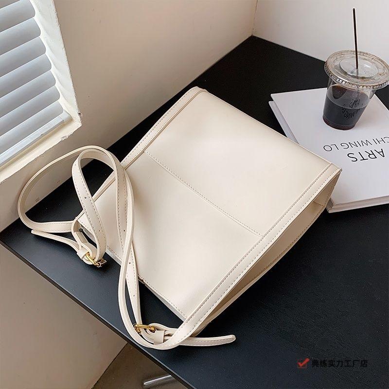 Korean Version Retro Shoulder Bag Large Capacity New Trendy Class Commuter Bag Women's High Sense Armpit Bag Big Bag