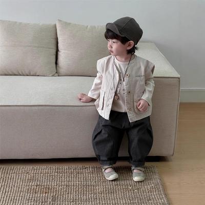 Outfit in stile coreano per bambini autunno 2025: Completo gilet, felpa e pantaloni casual per ragazzi
