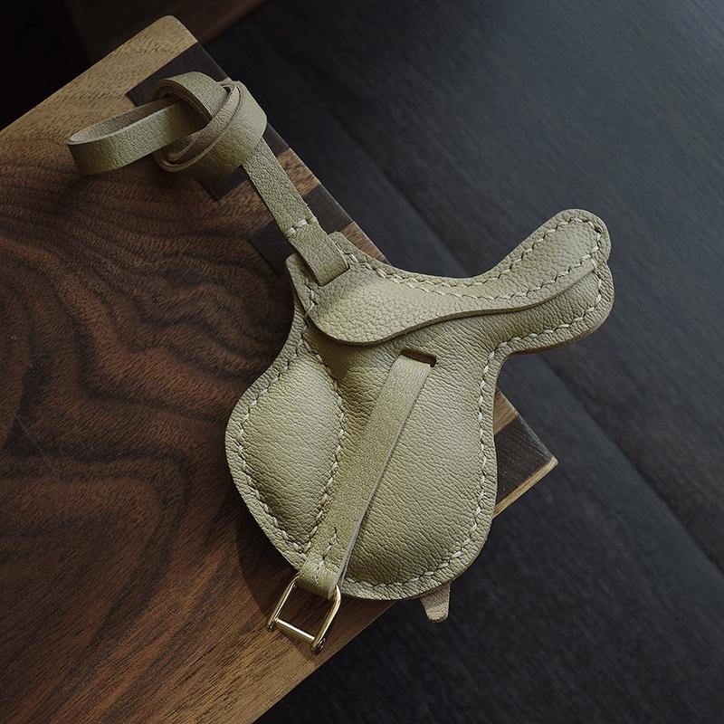 Britischer Sattel, handgenähter Ledertaschenanhänger, Rückspiegelanhänger, hochwertiger minimalistischer Geschenk-Schlüsselanhänger.