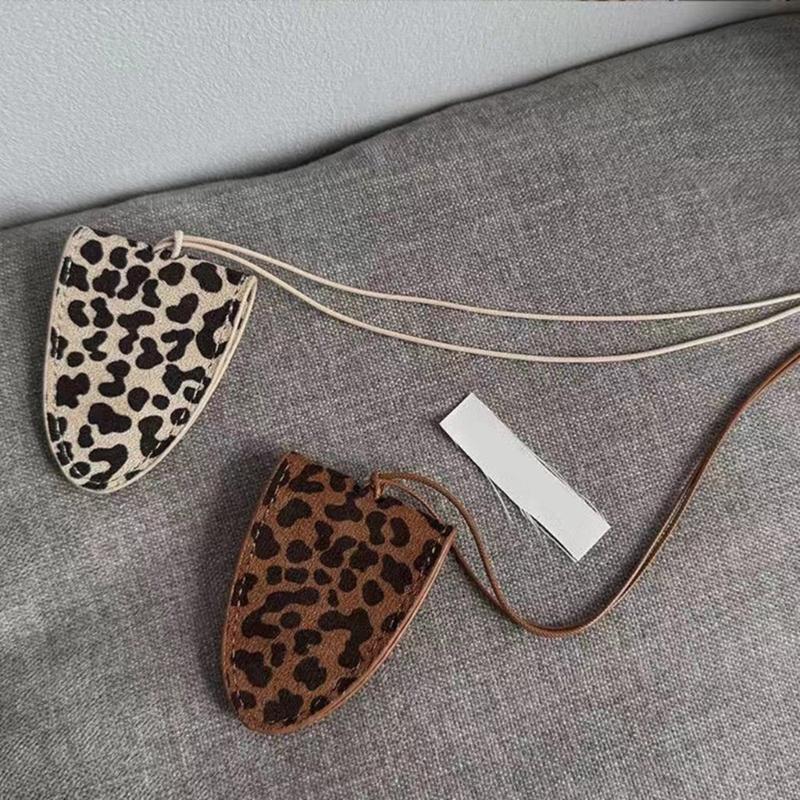 Elegant Leopard Pattern Neckpiece Featuring Magnetic Closure Stylish And Versatile Jewelry for Fashion Enthusiasts