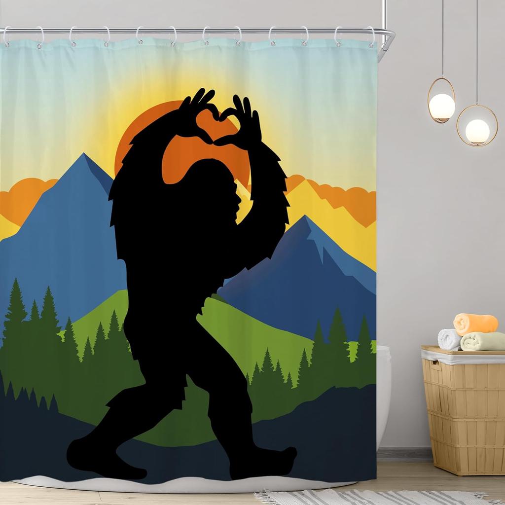 Bigfoot Duschvorhang Sasquatch Silhouette Herzzeichen Berglandschaft Naturkunst Lustiges Design Badezimmerdekoration Wasserdichtes Gewebe