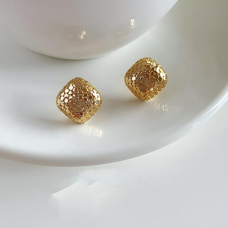 

Квадратные серьги из 18-каратного золота, простые и универсальные серьги, серьги с металлическим темпераментом в стиле легкой роскоши для женщин