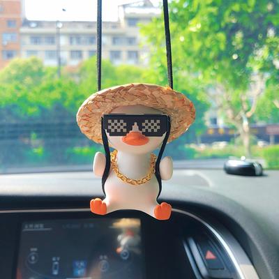 Lindo Anime Swing Gypsum Duck decoración Interior del coche pato de cabeza grande con gafas de sol colgante para espejo retrovisor para accesorios de coche