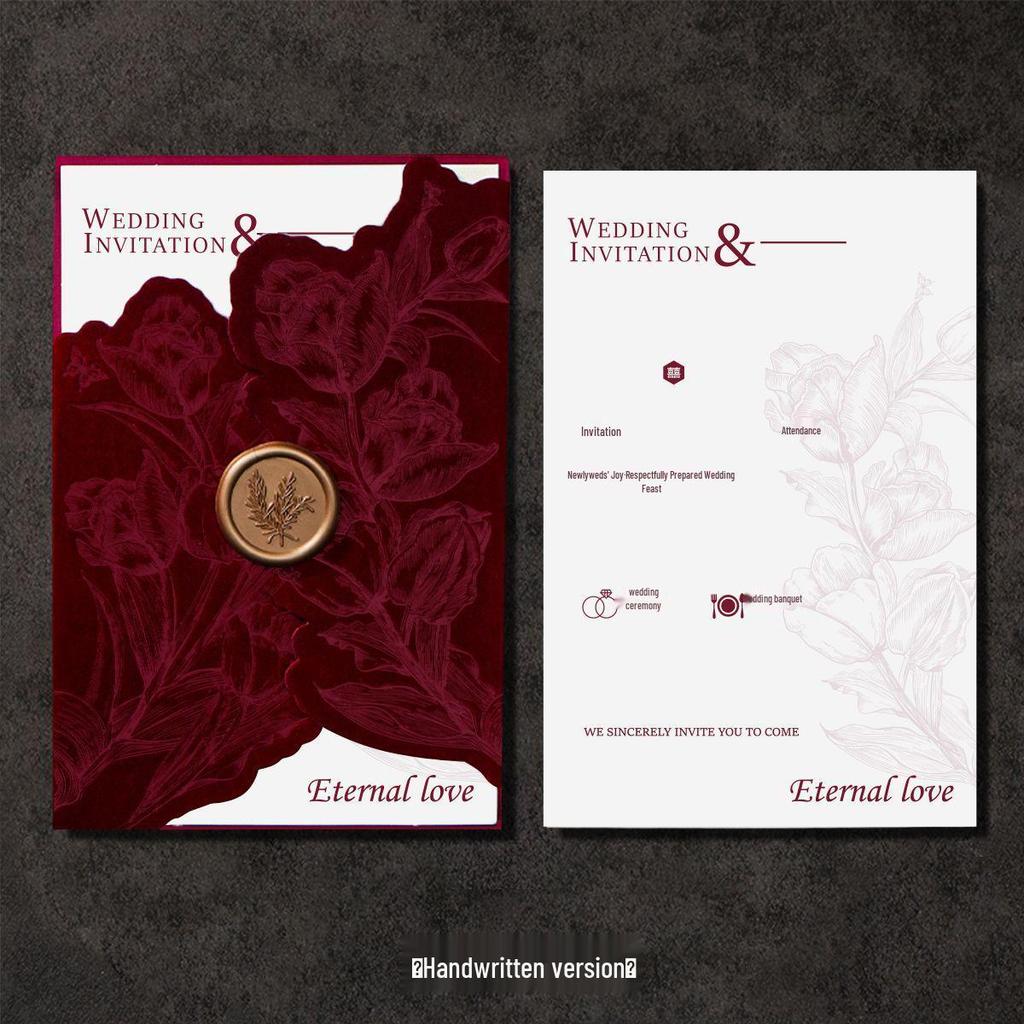 Hochzeitseinladung aus bordeauxrotem Samt mit Wachssiegel – Luxuriös und französisch inspiriert