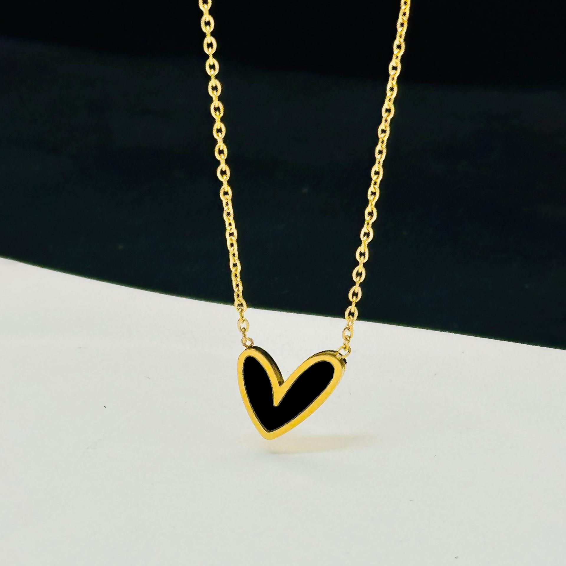 Heart-Shaped Black & White Shell Titanium Necklace & Earrings for Women - Elegant Design