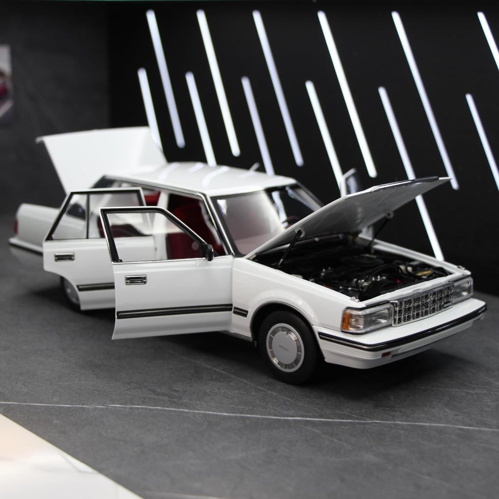 Freestyle XiaoGuang Modellmaßstab Toyota Crown MS122 Weiß Fertigprodukt 1/18 (Beige Innenausstattung) 8250611W-2