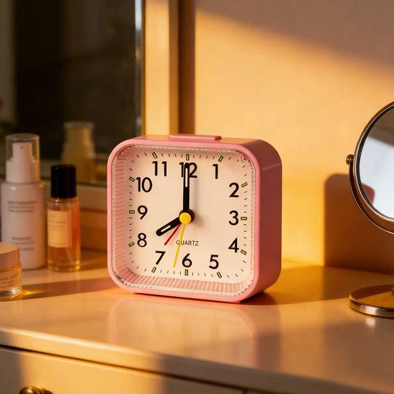 Despertadores Analógicos Silenciosos Pequeño Reloj Analógico de Cuarzo Silencioso Sin Tictac con Luz Snooze para Personas con Sueño Profundo Oficina Dormitorio