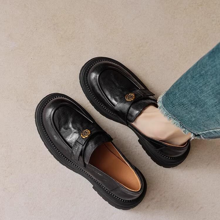 Spot second hair! Retro pleated British style camellia buckle with thick heel platform small leather shoes loafers single shoes women