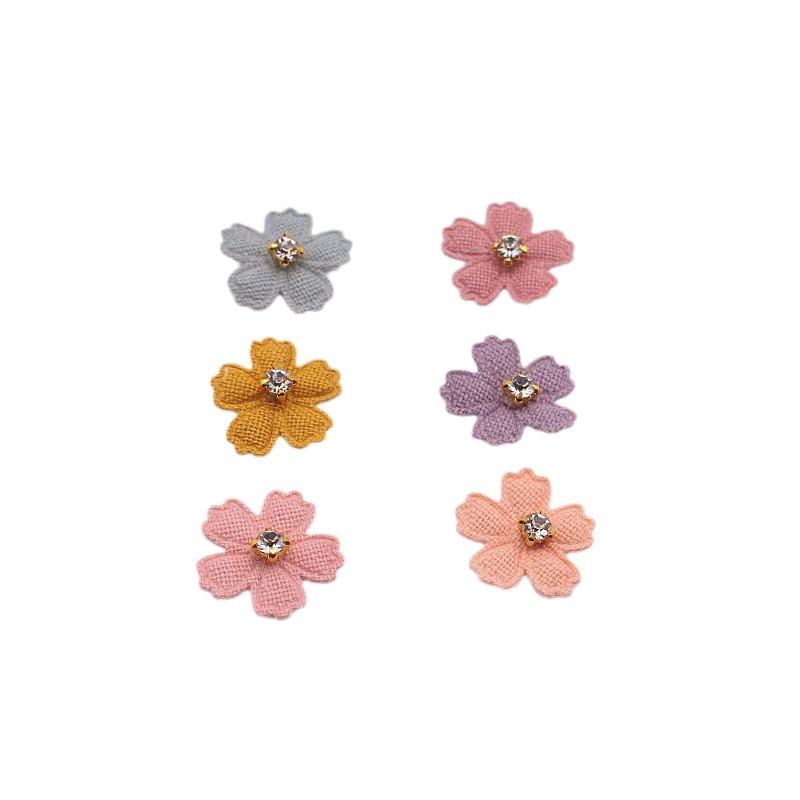 Een set van 20 kleine stoffen bloemenpatches, perfect voor gebruik in projecten, haaraccessoires, hoofdbanden, strikken en hoeddecoraties.