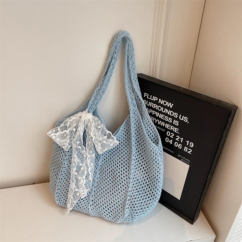 

Spring popular new woven women s bags portable 2025 niche design fashionable foreign style shoulder bag seaside tote bag синій