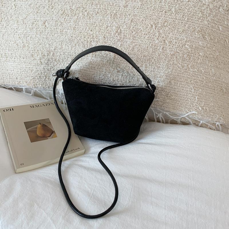 

Women s bag early autumn new retro matte portable ingot bag high-end portable dumpling bag crossbody bag tide чёрный