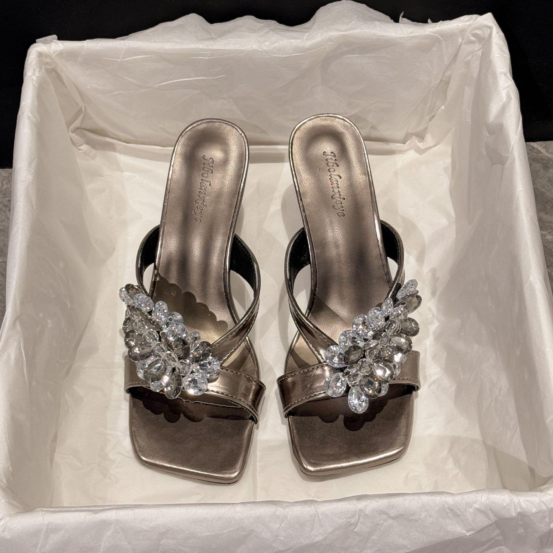 

Fairy, rhinestone bow, medium heel, cool slippers, female summer 2025 new fashion, open-toed one-word drag 40