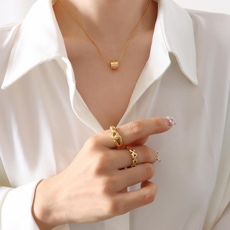 

Ветреное летнее универсальное изысканное высококачественное полое цилиндрическое ожерелье с инкрустацией цирконием для женщин, покрытые 18-каратным золотом, аксессуары