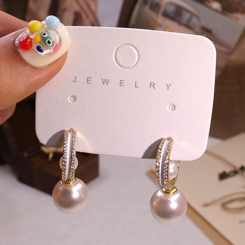 

Модные серьги-полукольца с жемчугом, которые можно носить двумя способами - Нишевый дизайн высокого класса для инфлюенсеров