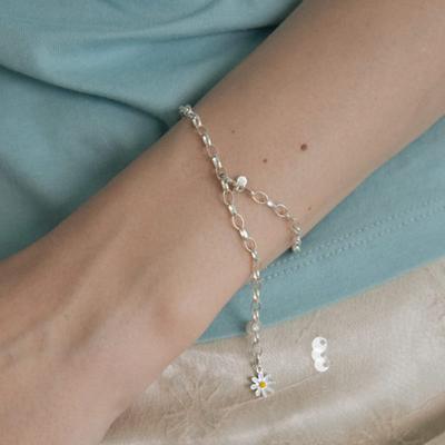 MERRYMOTIVE [Silber] Gänseblümchen und Perlenarmband