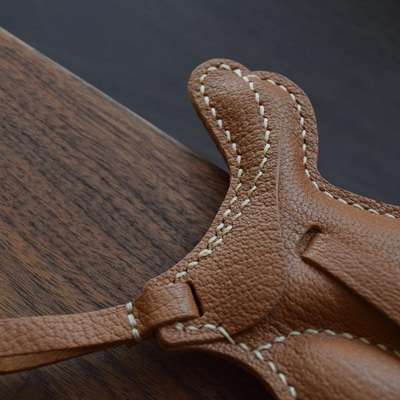 Britischer Sattel, handgenähter Ledertaschenanhänger, Rückspiegelanhänger, hochwertiger minimalistischer Geschenk-Schlüsselanhänger.