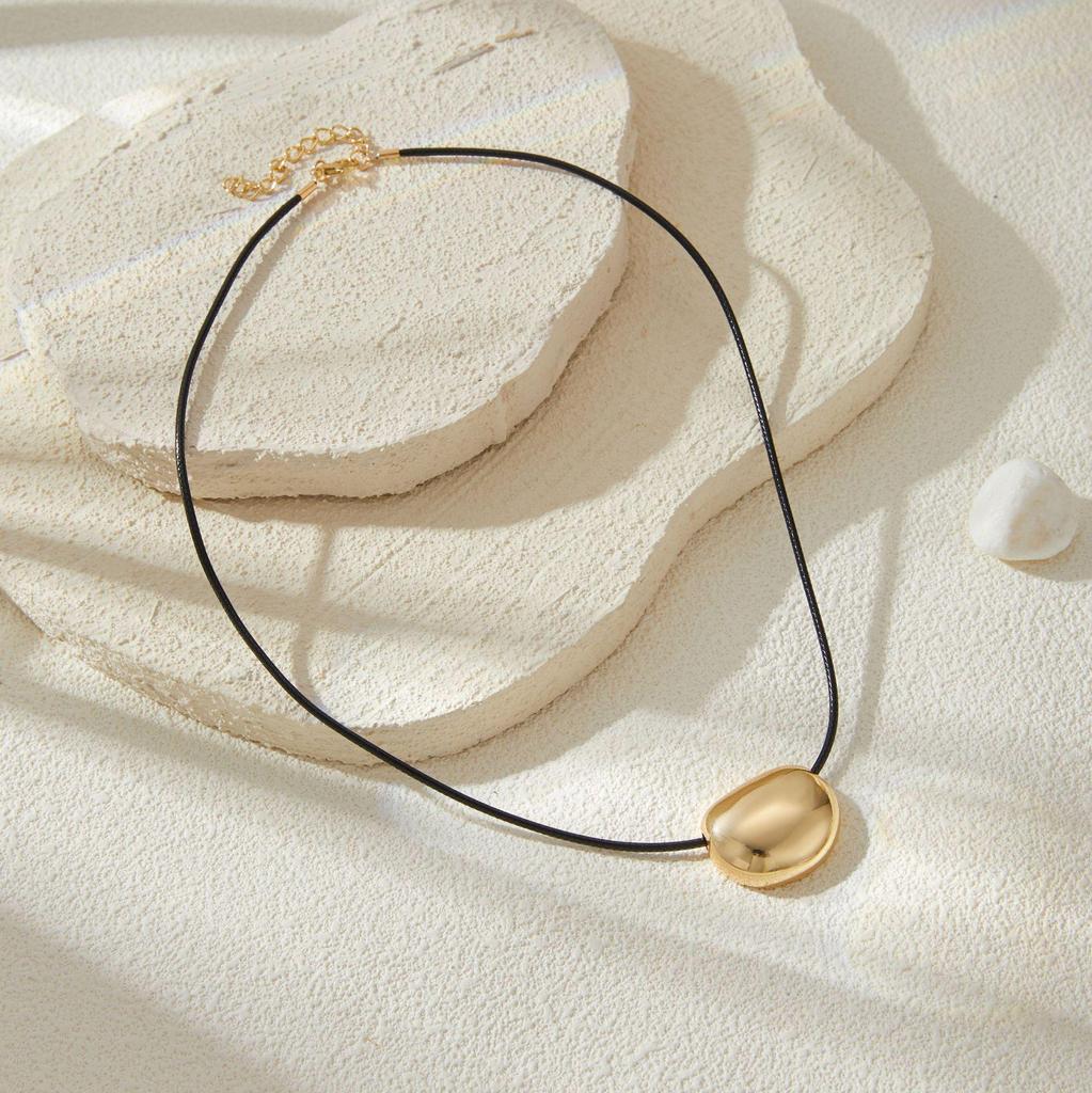 Yida Moderní kovový světelný sloup Ohýbaná trubka náhrdelník: Unikátní nepravidelný street style choker