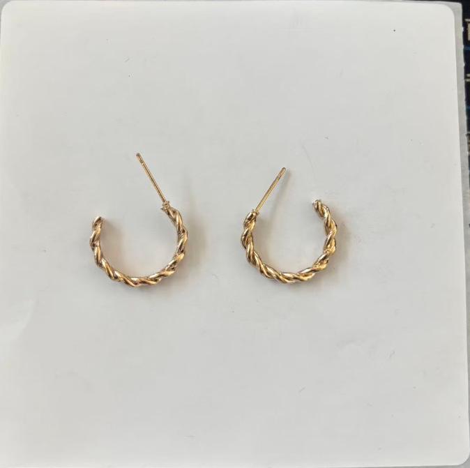 Korean Style Geometric Twisted Heart Earrings: Light Luxury Multi-Layer Niche Ear Jewelry for Women