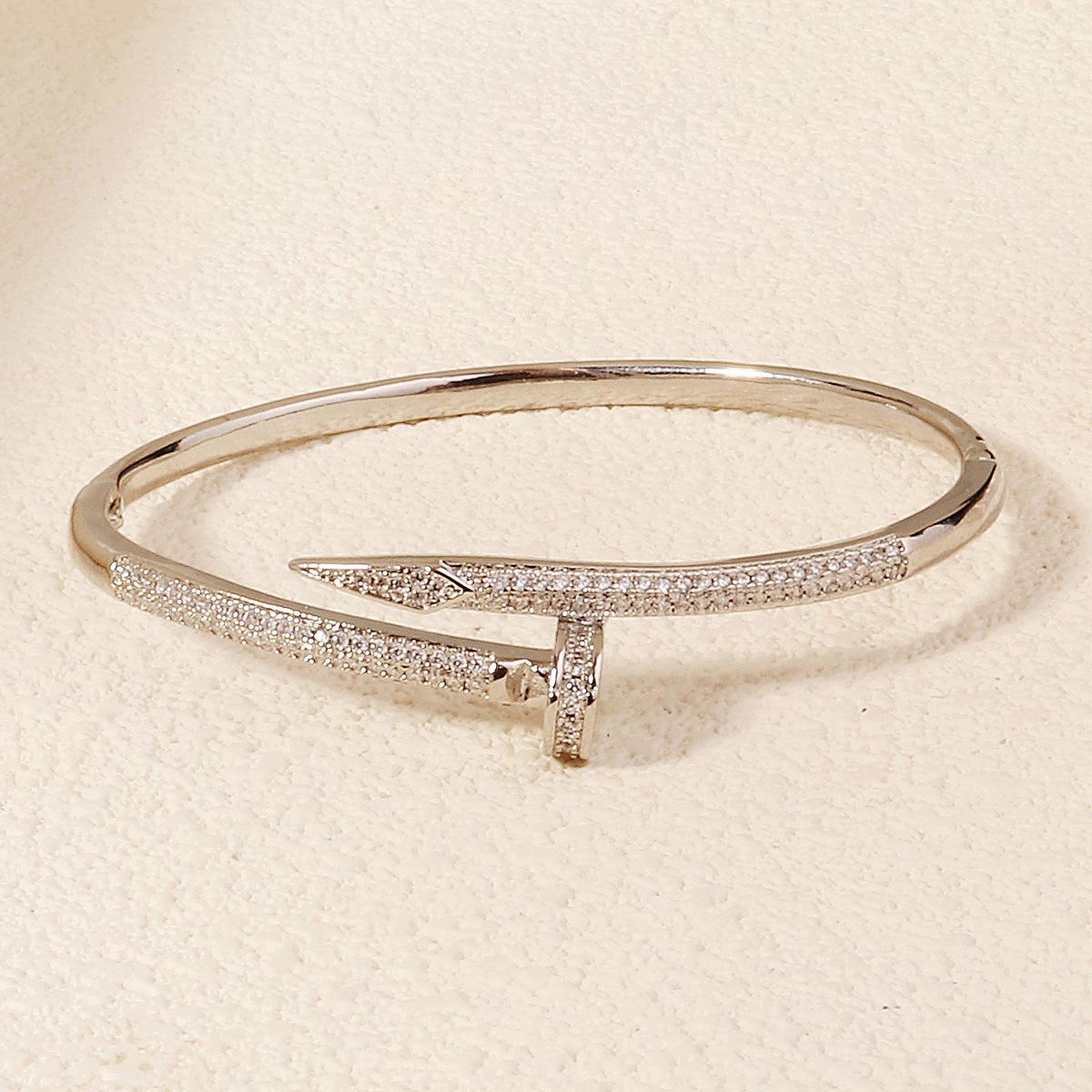 

Элегантный медный браслет-гвоздь с циркониевой пряжкой - Дизайн открытого браслета высокого класса