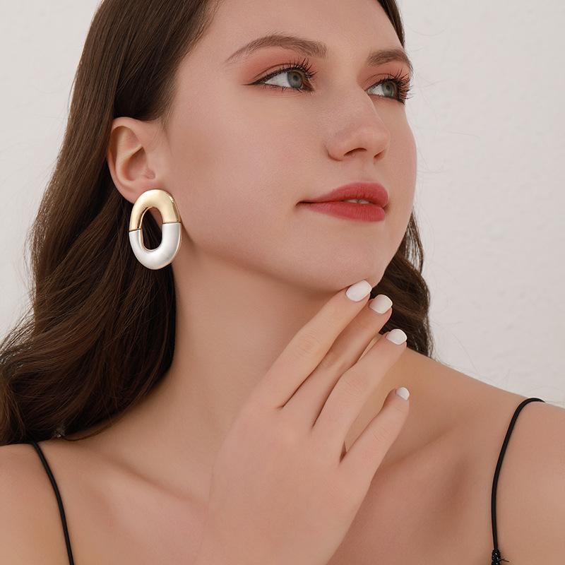 New earrings light luxury high sense niche simple earrings metal hollow earrings Europe and America