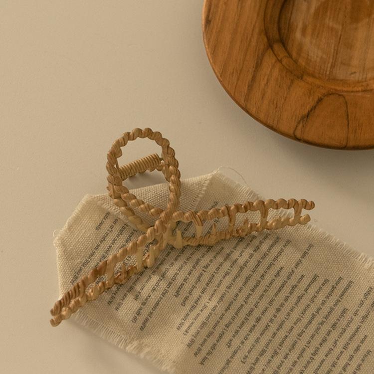 Заколка для волос с необычной текстурой дерева