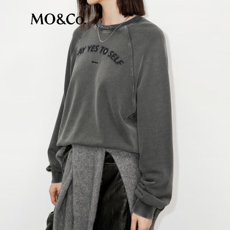 MO&Co. 2024 Winter Sweatshirt aus gewaschener Baumwolle mit Buchstabenprint