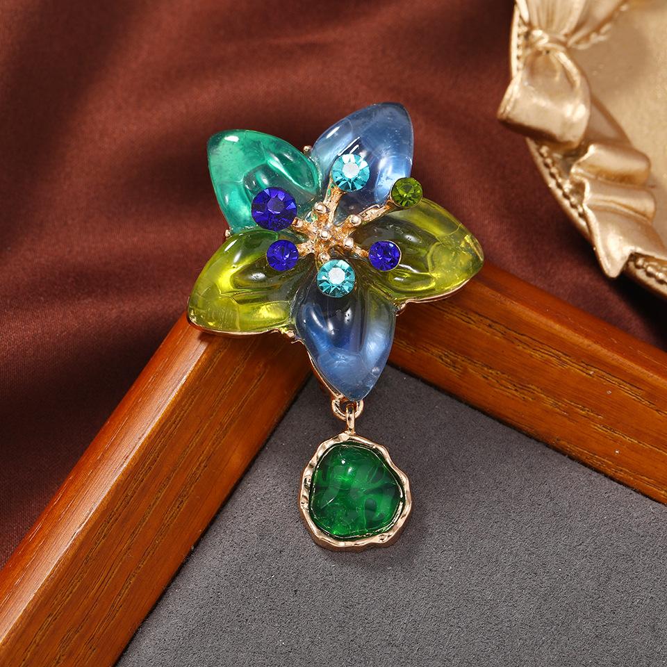 

Новые креативные женские кулоны в виде пяти звезд, броши-булавки из желеобразного кристалла, изысканный дизайн, изысканные значки-булавки для женской одежды, офисного костюма