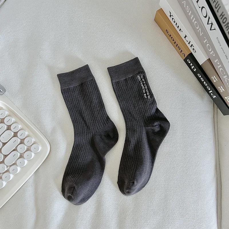 

Женские носки с вышитыми буквами в корейском стиле, однотонные, черные, белые, серые, повседневные, уличные, для скейтбординга, спорта, носки темно-серого