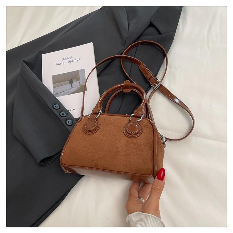 

Высококлассная нишевая сумка женская 2025 новая модная сумка-мессенджер корейская версия ретро ручная сумка-боулинг сумка на плечо