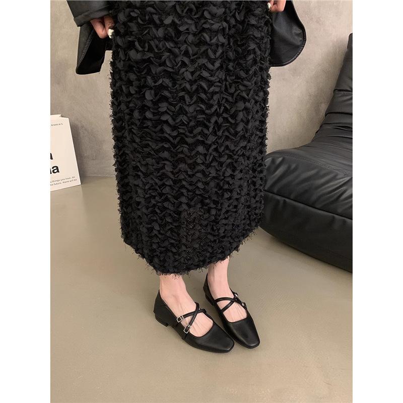 

Korean version of the design sense, light mouth single shoes, small leather shoes, thick heel women s shoes, summer new French retro silver Mary shoes 39 чёрный