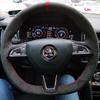 Pokrowiec na kierownicę samochodu Skoda Octavia 2015- Fabia Kodiaq Superb Scala, szyty ręcznie, zamszowy, antypoślizgowy