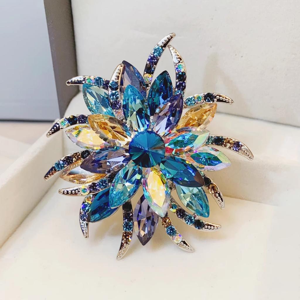 Kristallkünstlerische Blumenbrosche, hochwertige weibliche Eleganz, Temperamentbrosche, Nischen-High-End-Sinnesnadel, Luxus-Anzug-Accessoires