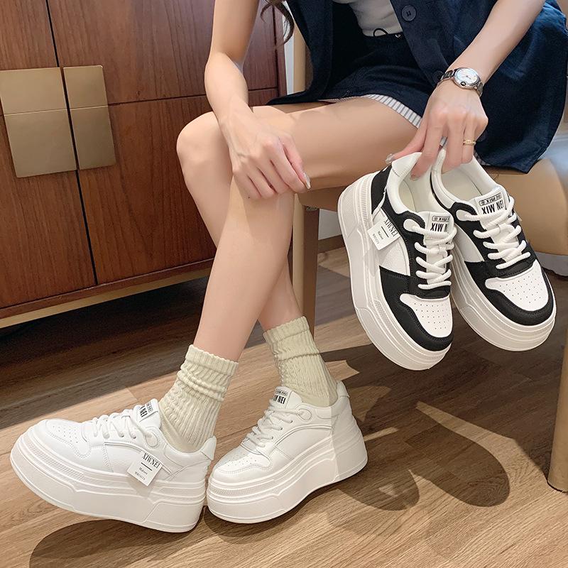 Dicke Sohle, innen höhenverstärkende Board-Schuhe, Damen 2025 Herbst, neue Mode und Freizeit, beliebte Muffin-Schuhe, super angesagte weiße Schuhe, Damenschuhe