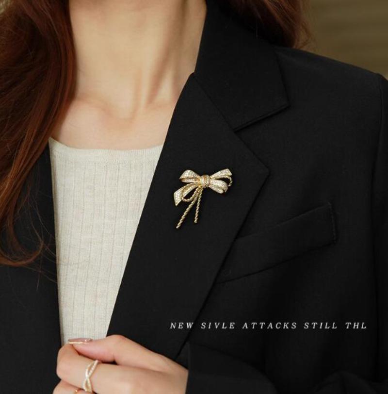 Rhinestone Bowknot Brooch Pins for Women Metal Alloy Elegant Bow Tie Suit Clothing Coat Jewelry Party Accessories Gifts
