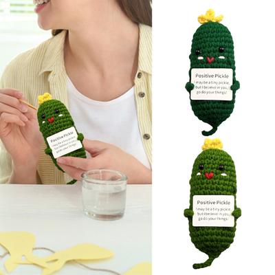 Muñeco de punto con verduras positivas y divertido, minipepino verde sonriente, tejido a mano con tarjeta positiva, hilo de lana, para decorar.