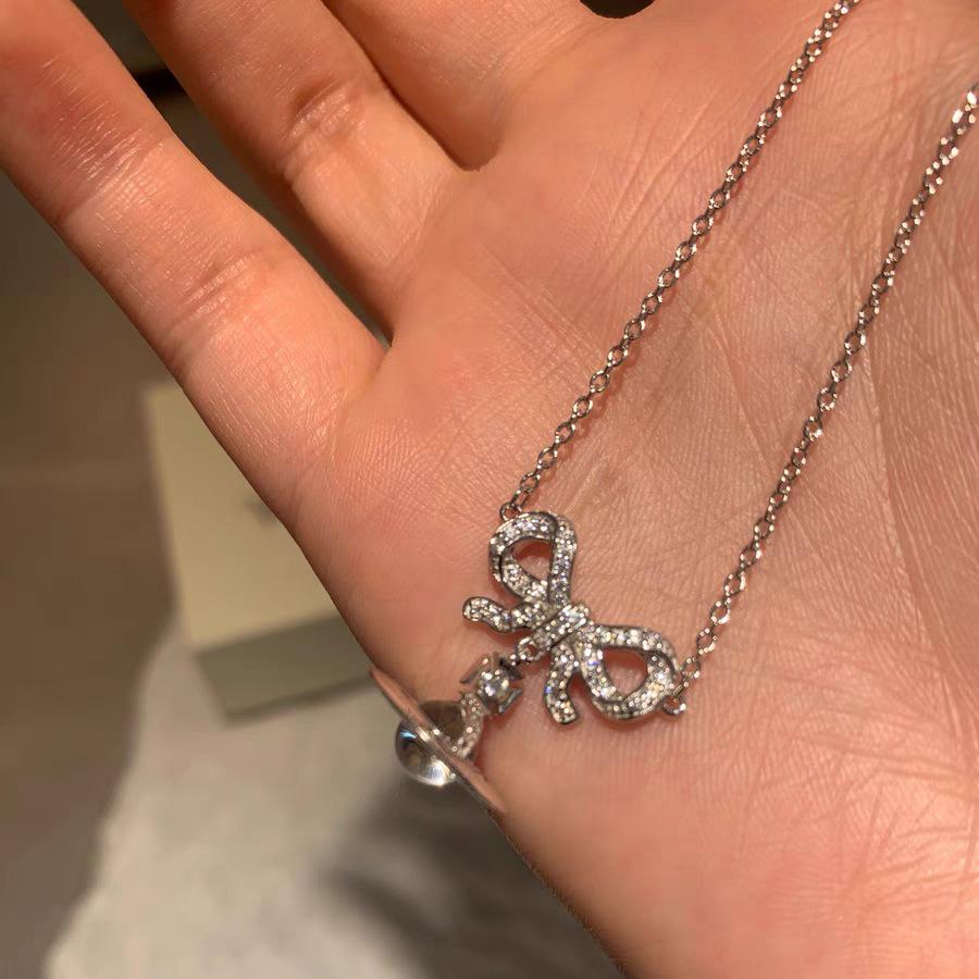 

Vivienne Westwood Рожеве намисто з бантом та орбом: Жіночий високоякісний 3D ланцюжок на ключицю з Сатурном і баскетбольним шармом.