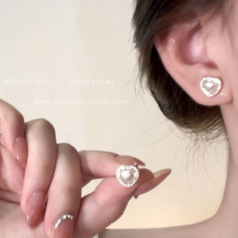 

French Romantic Heart Pearl Stud Earrings Women 2025 New Arrival Hot-Selling Earrings Accessible Luxury Fancy Niche Design Earrings Heart pearl stud earrings
