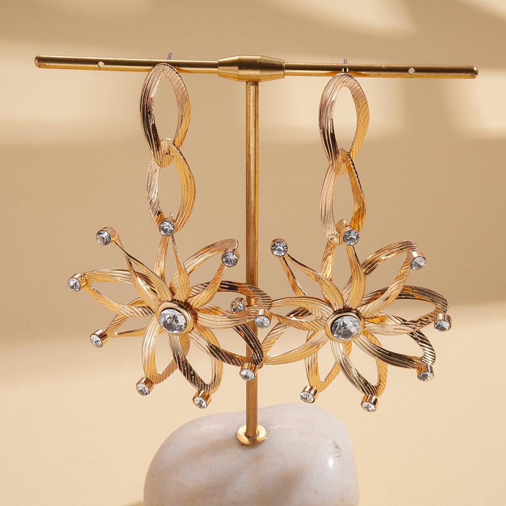 Metal sense diamond chain hollow flower steel needle earrings fashionable personality light luxury earrings